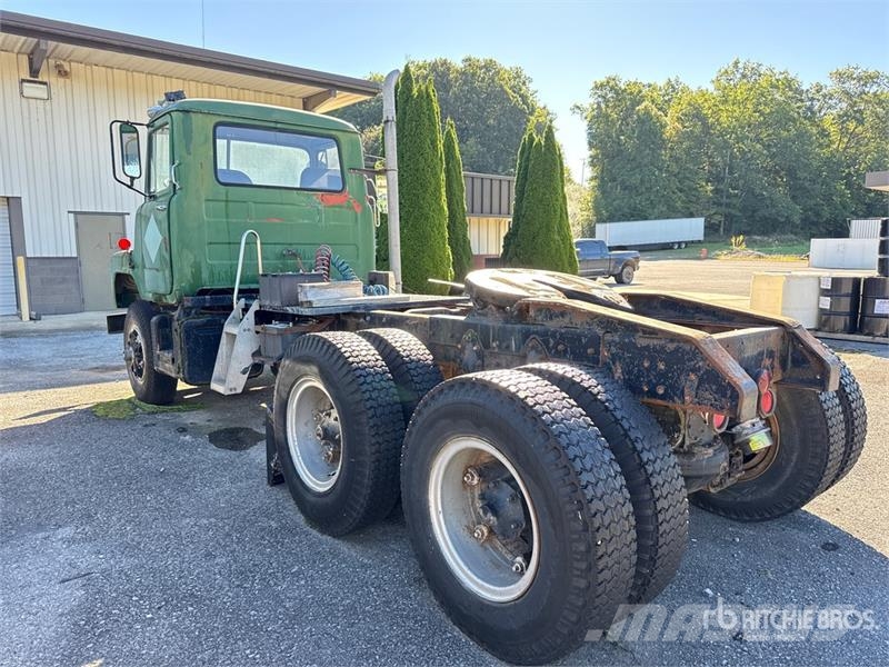Mack DM607 6x4 T/A Day Cab Truck Tractor Trækkere