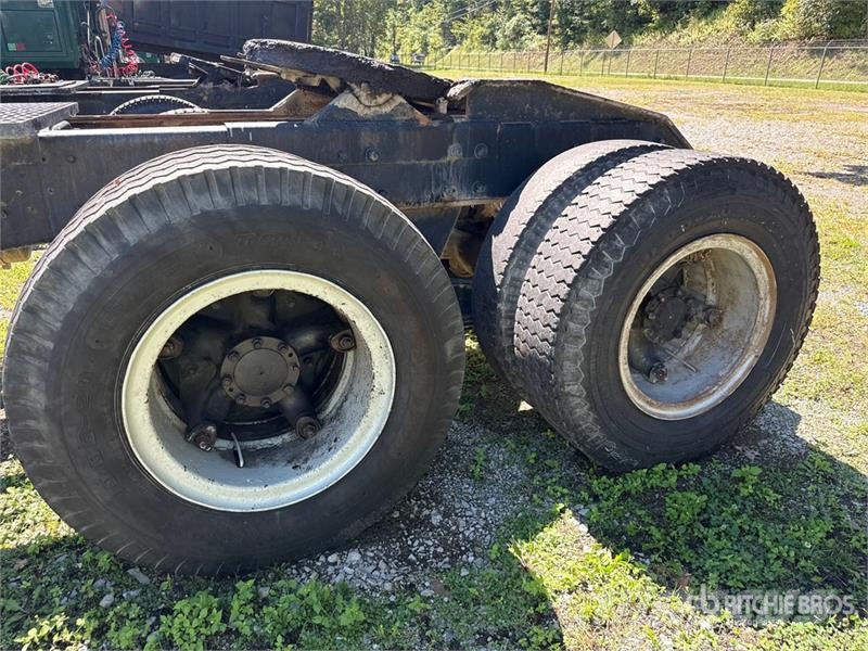 Mack DM607 6x4 T/A Day Cab Truck Tractor Nyergesvontatók