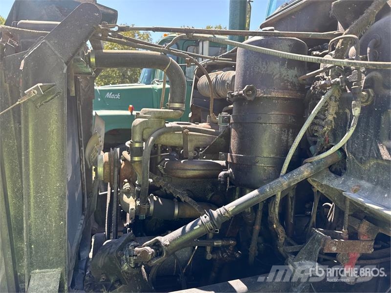 Mack DM607 6x4 T/A Day Cab Truck Tractor Nyergesvontatók