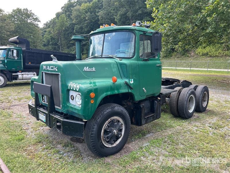 Mack DM607 6x4 T/A Day Cab Truck Tractor Nyergesvontatók