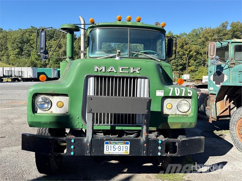 Mack DM607 6x4 T/A Day Cab Truck Tractor Trækkere