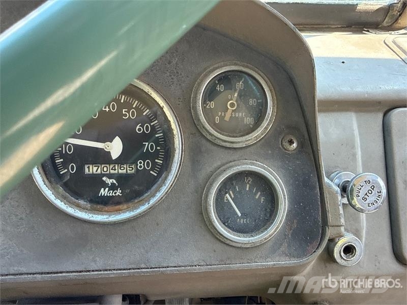 Mack DM607 6x4 T/A Day Cab Truck Tractor Nyergesvontatók