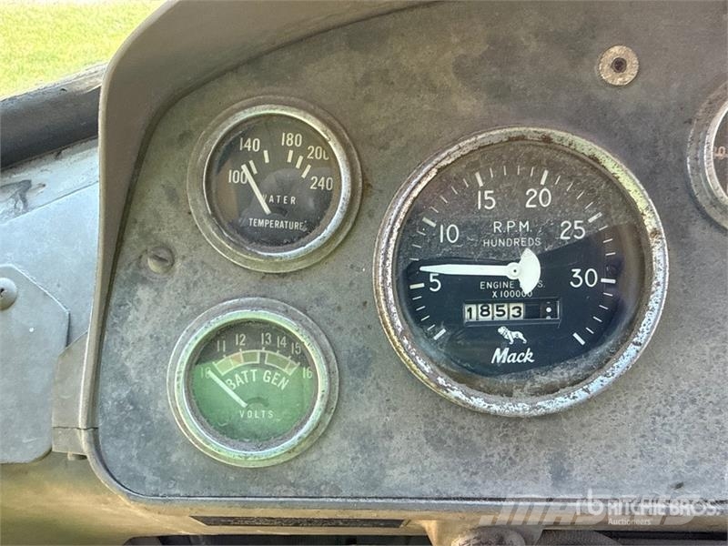 Mack DM607 6x4 T/A Day Cab Truck Tractor Nyergesvontatók