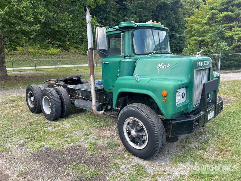 Mack DM607 6x4 T/A Day Cab Truck Tractor Nyergesvontatók