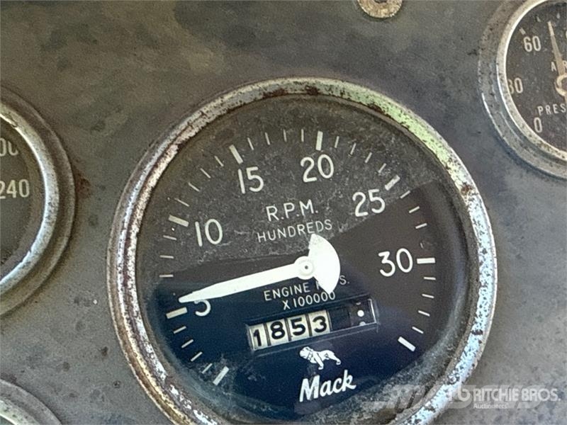 Mack DM607 6x4 T/A Day Cab Truck Tractor Nyergesvontatók