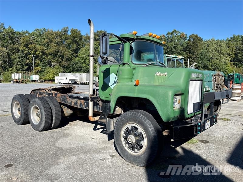 Mack DM607 6x4 T/A Day Cab Truck Tractor Trækkere