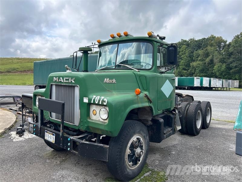 Mack DM607 T/A Day Cab Truck Tractor Truck Tractor Units