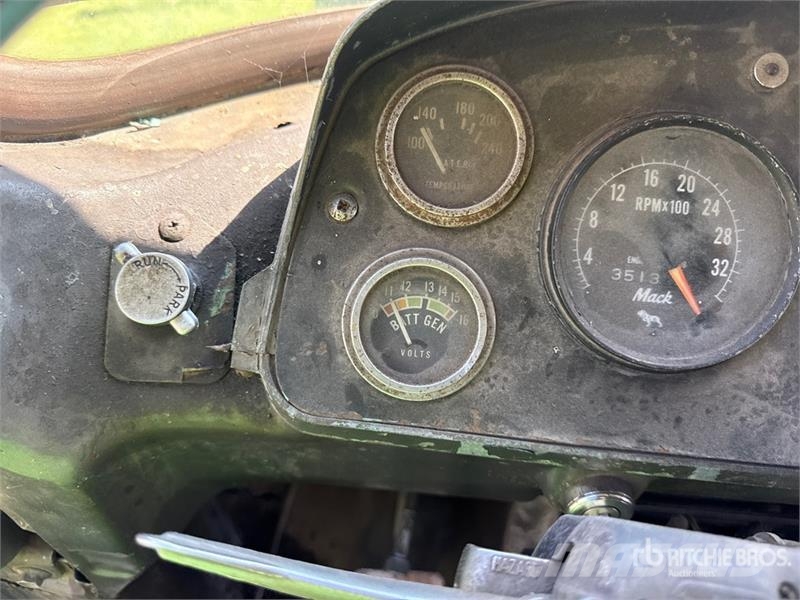 Mack DM611 6x4 T/A Day Cab Truck Tractor Naudoti vilkikai