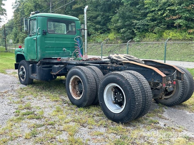 Mack DM611 6x4 T/A Day Cab Truck Tractor Naudoti vilkikai