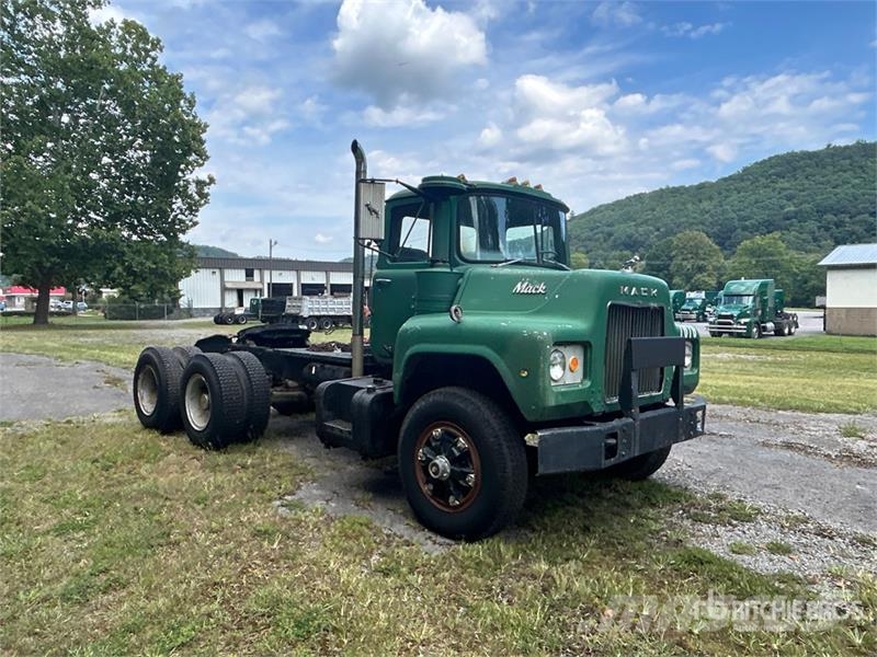 Mack DM611 6x4 T/A Day Cab Truck Tractor Naudoti vilkikai