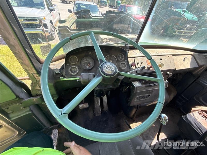 Mack DM611 6x4 T/A Day Cab Truck Tractor Naudoti vilkikai