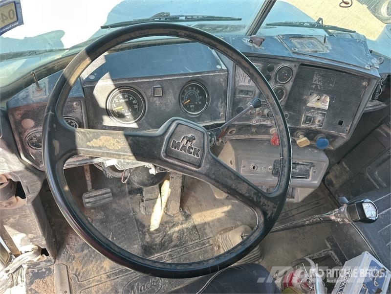 Mack DMM6856S Caminhão-pipa