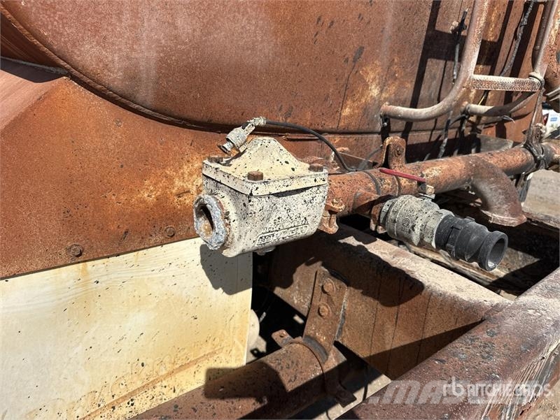 Mack DMM6856S Caminhão-pipa