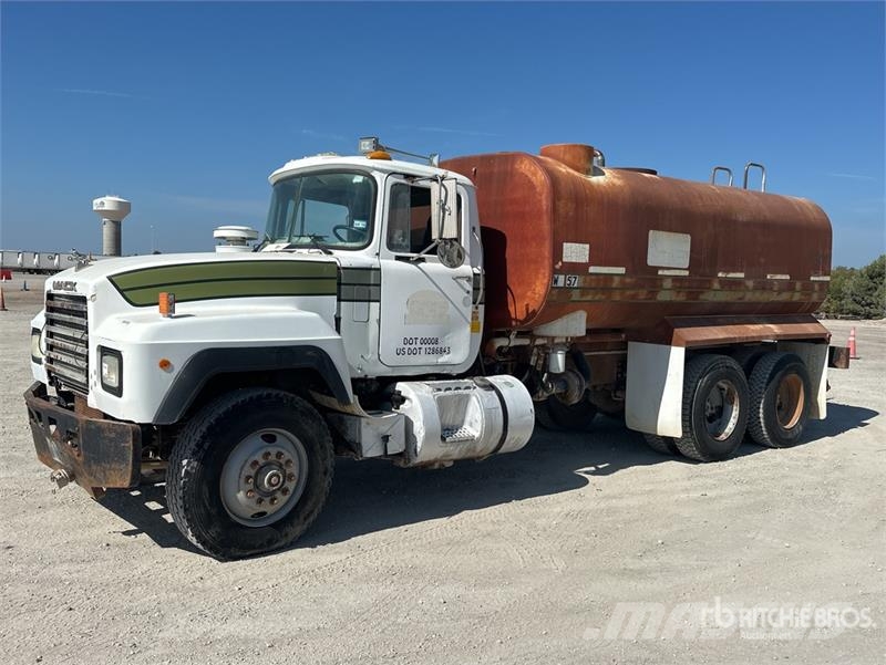 Mack DMM6856S Caminhão-pipa