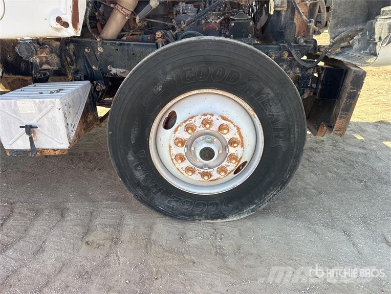 Mack DMM6856S Caminhão-pipa