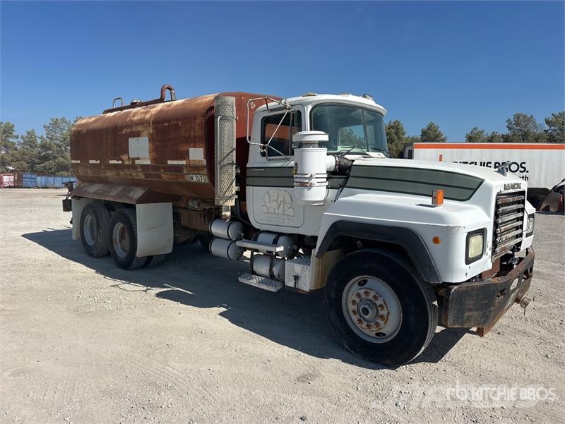 Mack DMM6856S Caminhão-pipa