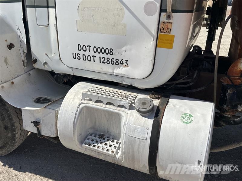 Mack DMM6856S Caminhão-pipa