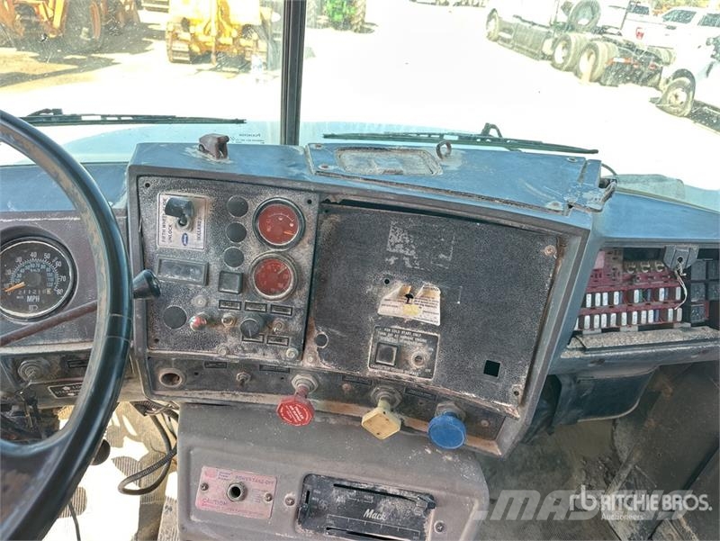 Mack DMM6856S Caminhão-pipa
