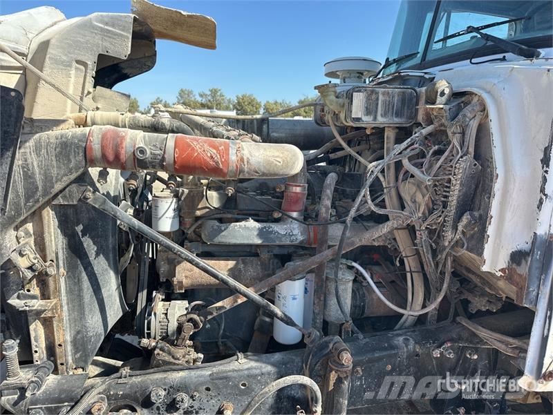 Mack DMM6856S Caminhão-pipa