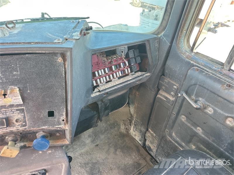 Mack DMM6856S Caminhão-pipa