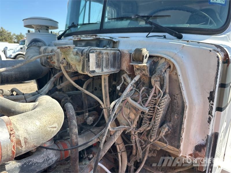 Mack DMM6856S Caminhão-pipa