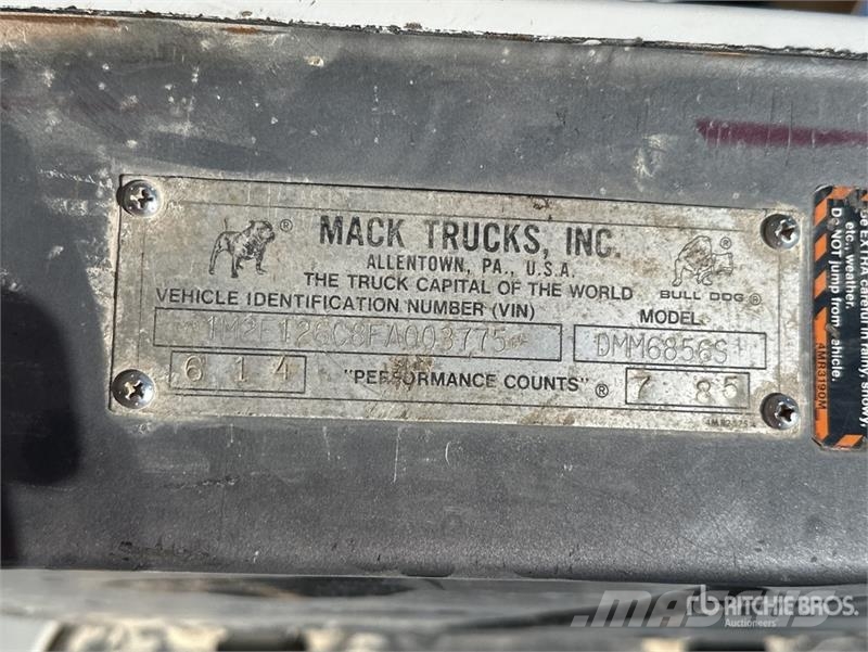 Mack DMM6856S Caminhão-pipa