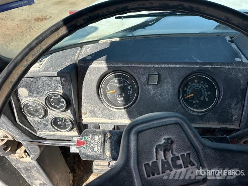 Mack DMM6856S Caminhão-pipa