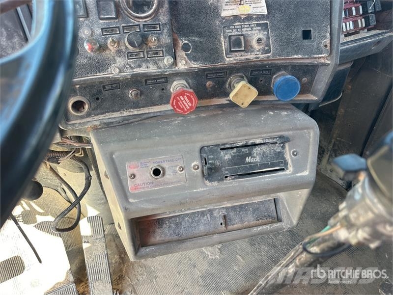 Mack DMM6856S Caminhão-pipa