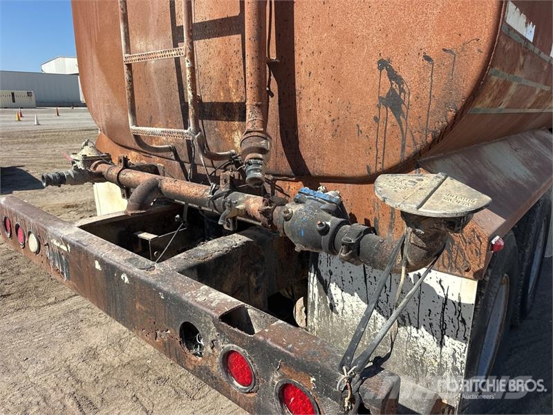 Mack DMM6856S Caminhão-pipa