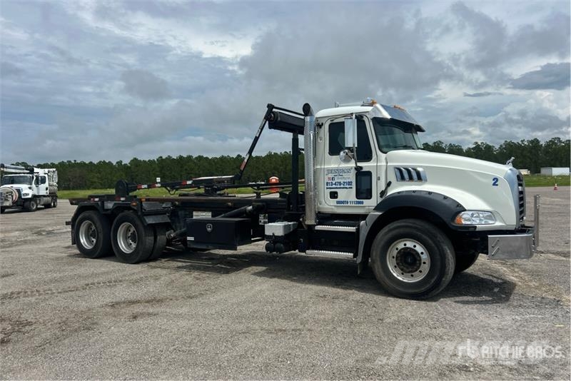 Mack GR64B9 6x4 Roll-Off Truck Kravas automašinas konteineru vedeji