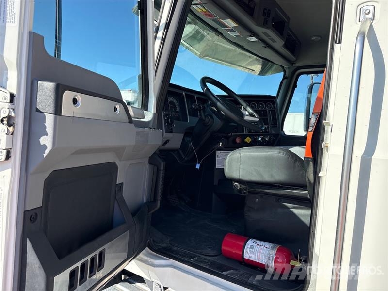 Mack GR64F 6x4 Tri/A Dump Truck Kipper