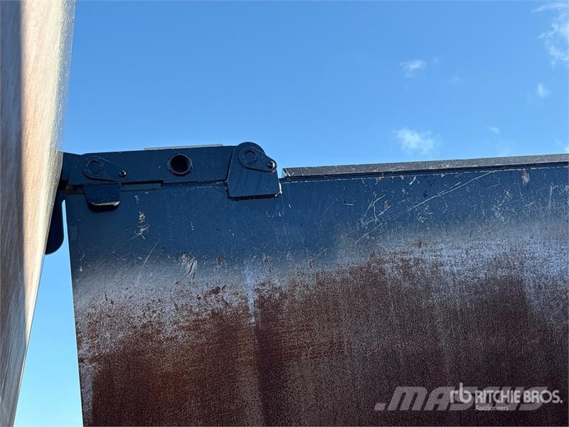 Mack GR64F 6x4 Tri/A Dump Truck Kipper