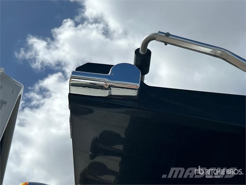 Mack GR64F 8x4 Tri/A Dump Truck Kipper