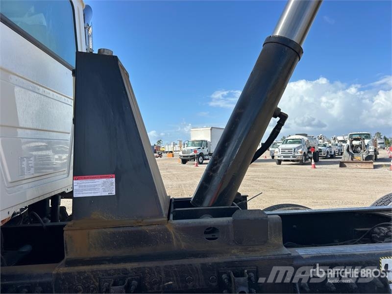 Mack GR64F 8x4 Tri/A Dump Truck Kipper