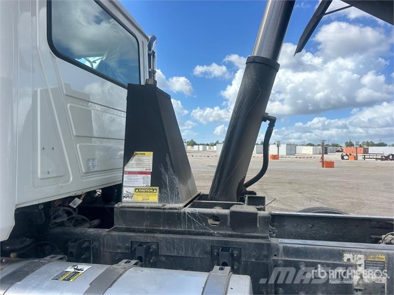 Mack GR64F 8x4 Tri/A Dump Truck Kipper