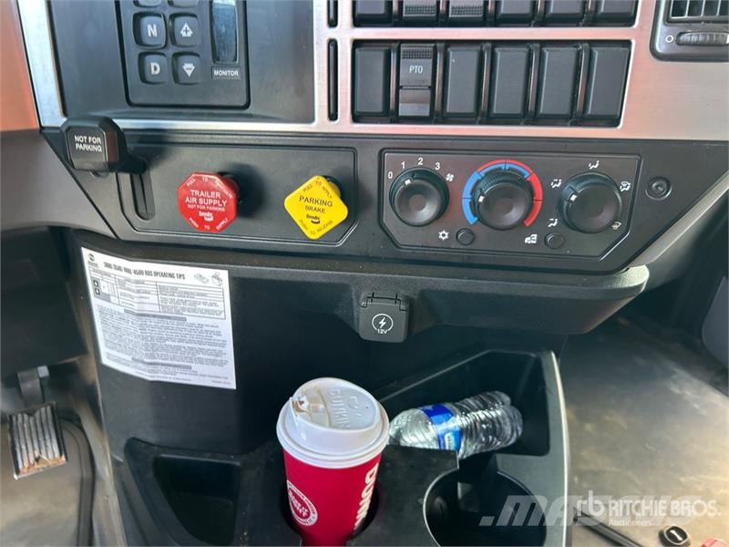 Mack GR64F 8x4 Tri/A Dump Truck Kipper