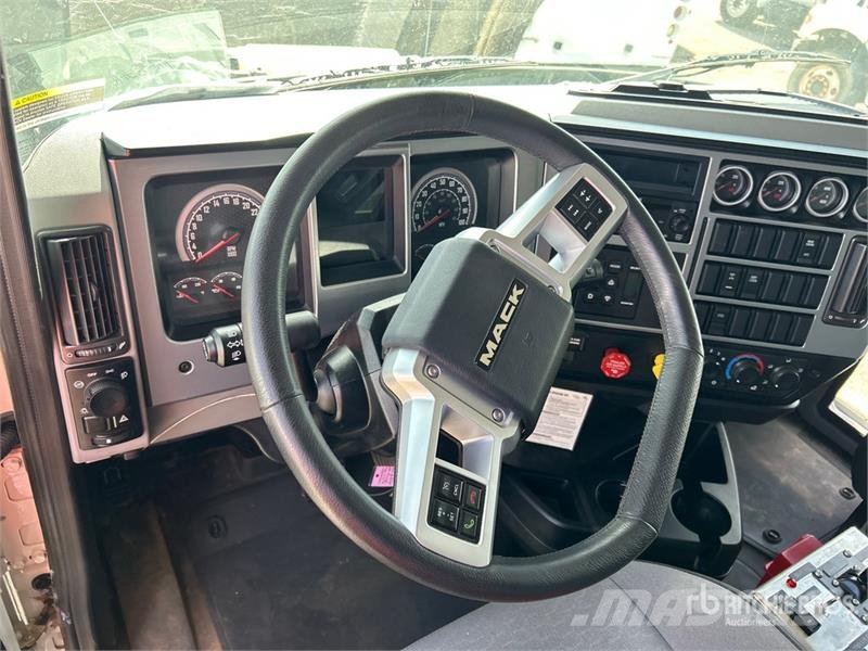 Mack GR64F 8x4 Tri/A Dump Truck Kipper