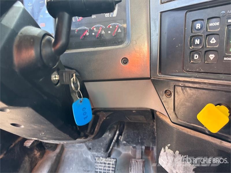 Mack GR84F 10x4 Mixer Truck Camion malaxeur