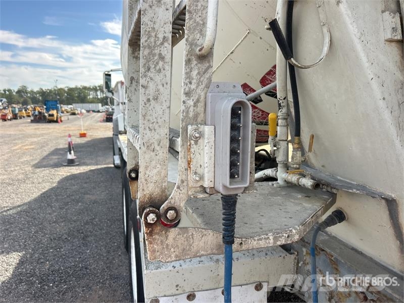 Mack GU713 Beton-Mischfahrzeuge