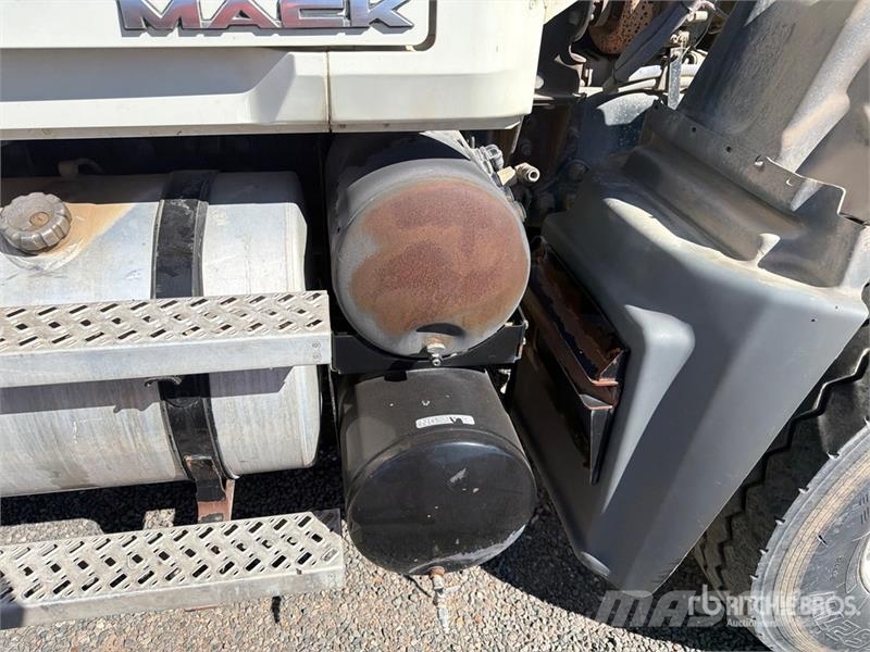 Mack GU713 Vlačilci