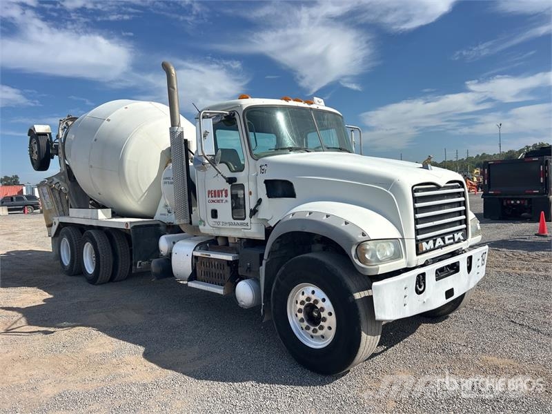 Mack GU713 Beton-Mischfahrzeuge
