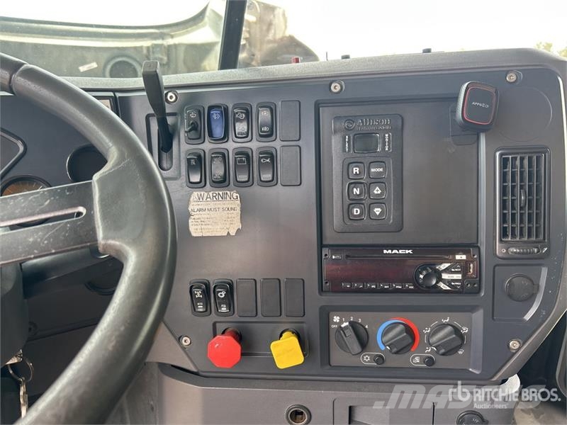 Mack GU713 Tippbilar