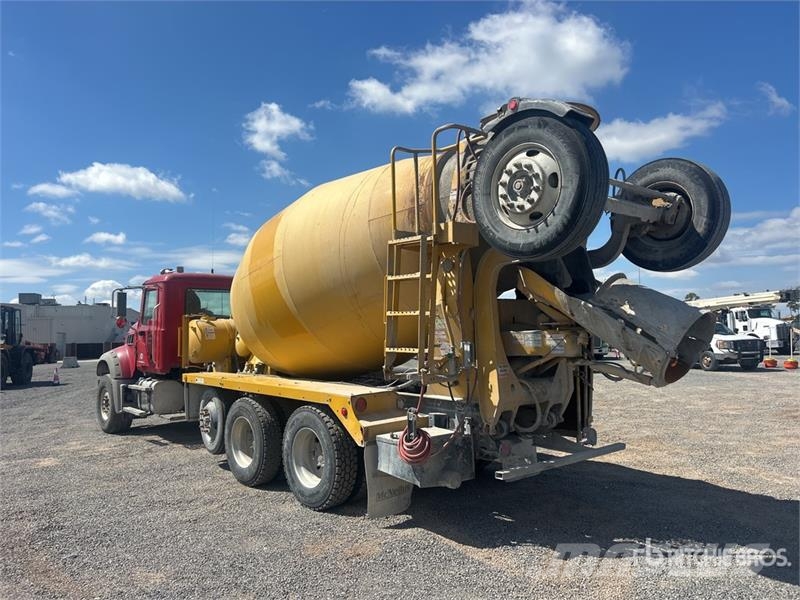 Mack GU713 10x4 Mixer Truck Kamioni mešalice za beton