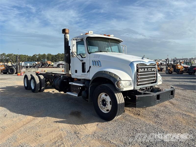 Mack GU713 6x4 Cab and Chassis Cabins and interior