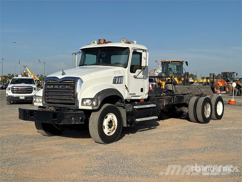 Mack GU713 6x4 Cab and Chassis Cabins and interior