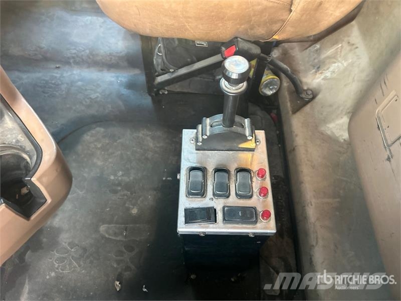 Mack GU813 شاحنات قلابة