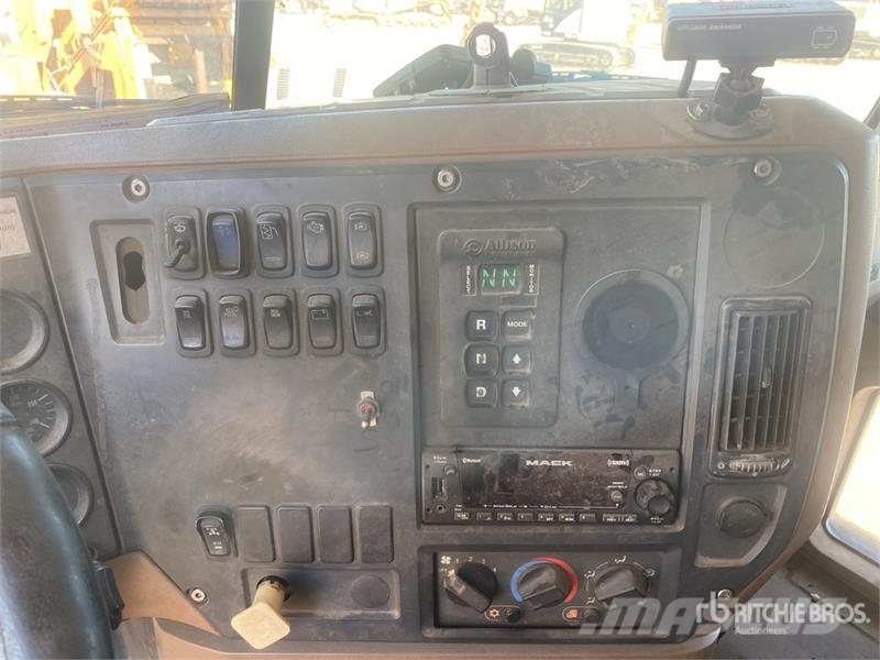 Mack GU813 Kipper