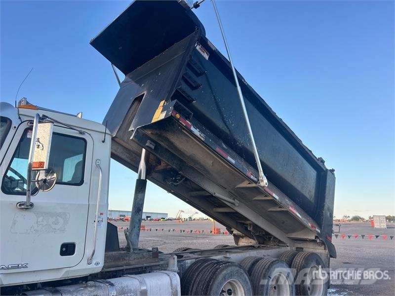 Mack GU813 شاحنات قلابة