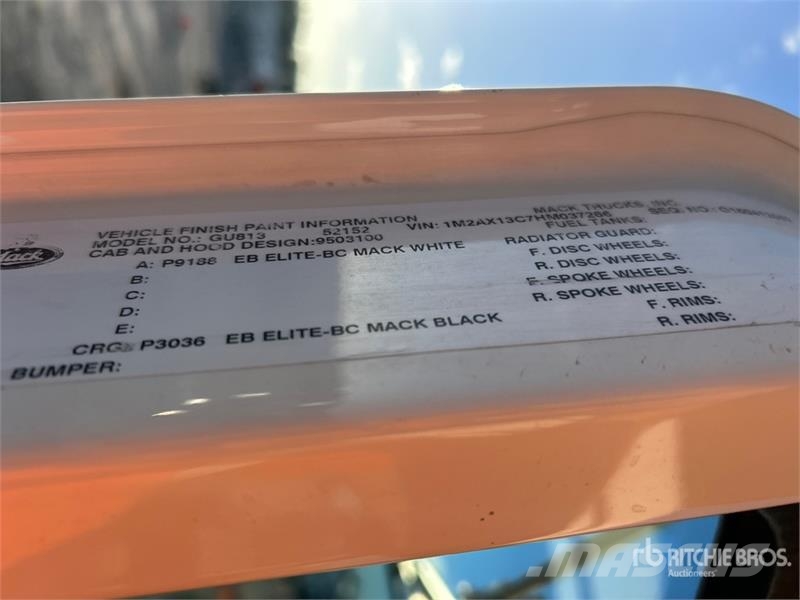Mack GU813 Pašizgāzējs