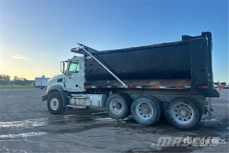 Mack GU813 شاحنات قلابة